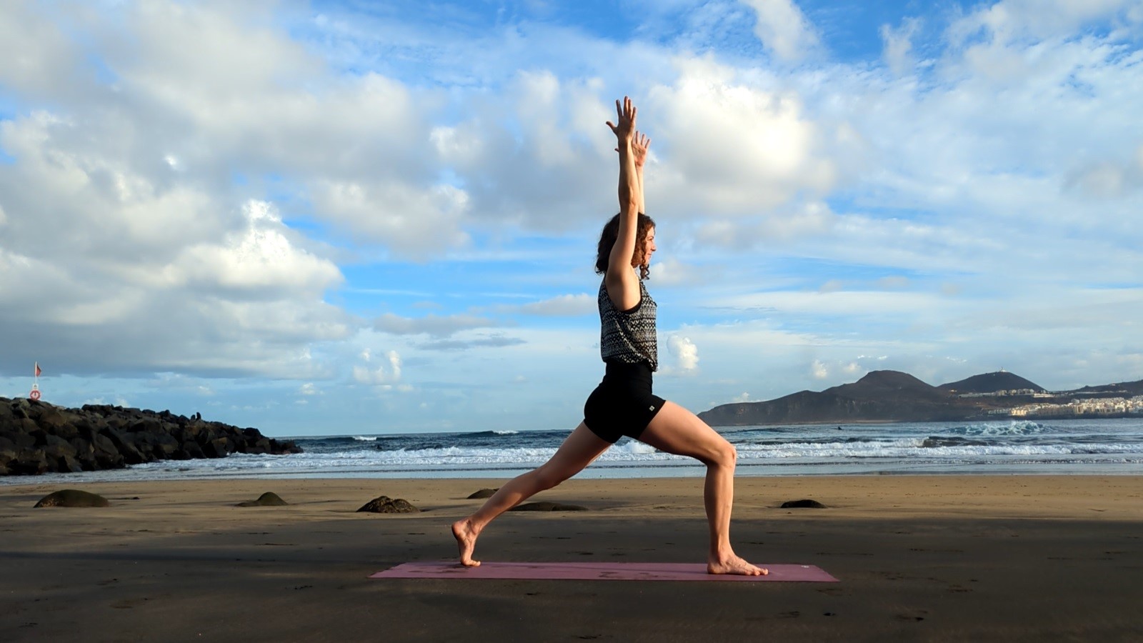 Jessica Wolf bei einer Yogaübung am Meer