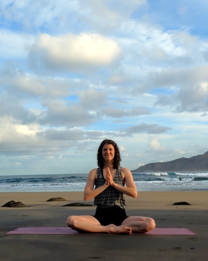 Jessica Wolf beim Yoga am Strand